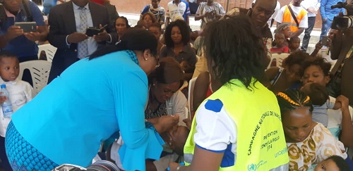 Denise Mekamne, Ministre de la santé (en bleu) vaccine un enfant.©Gabonews décembre 2018