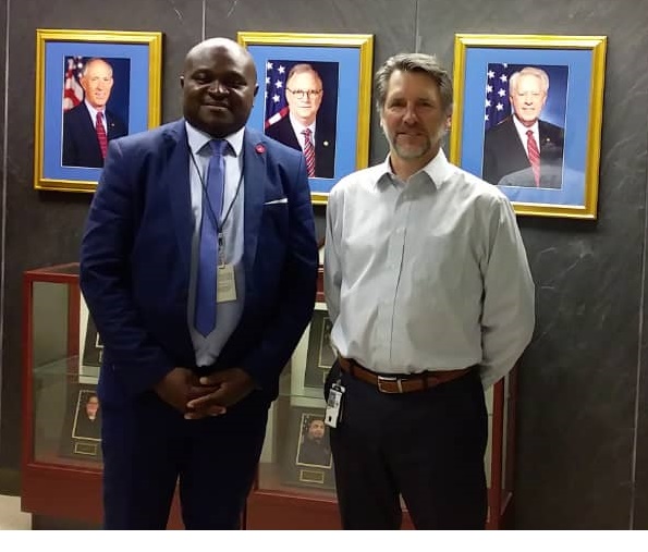Le Gabonais Serge Olivier Nzikoue, reçu à Washington par Paul Sledzik directeur du NTSB.