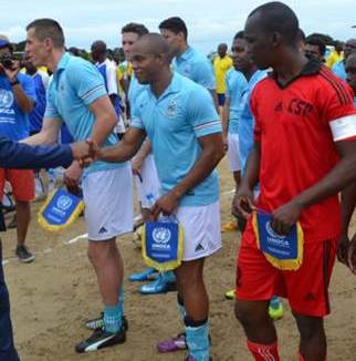 PRESENTATION DES EQUIPES LORS DE L’EDITION 2015. ICI, LES ELEMENTS FRANCAIS AU GABON ET LES SAPEURS POMPIERS. © PHOTO UNOCA/NORBERT N. OUENDJI